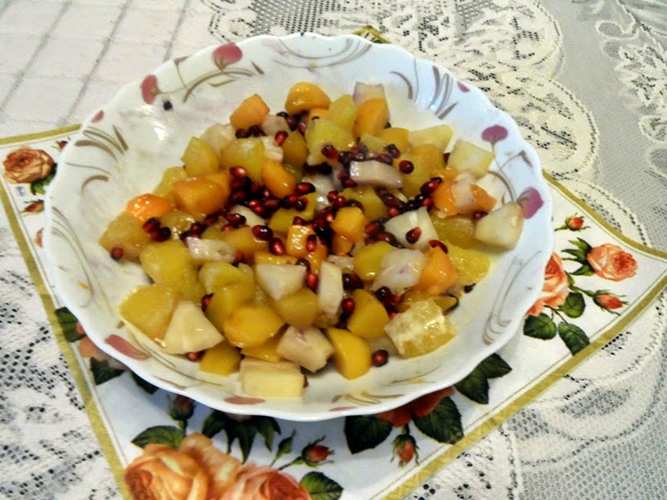 Sałatka owocowa z sosem ananasowym i miodem