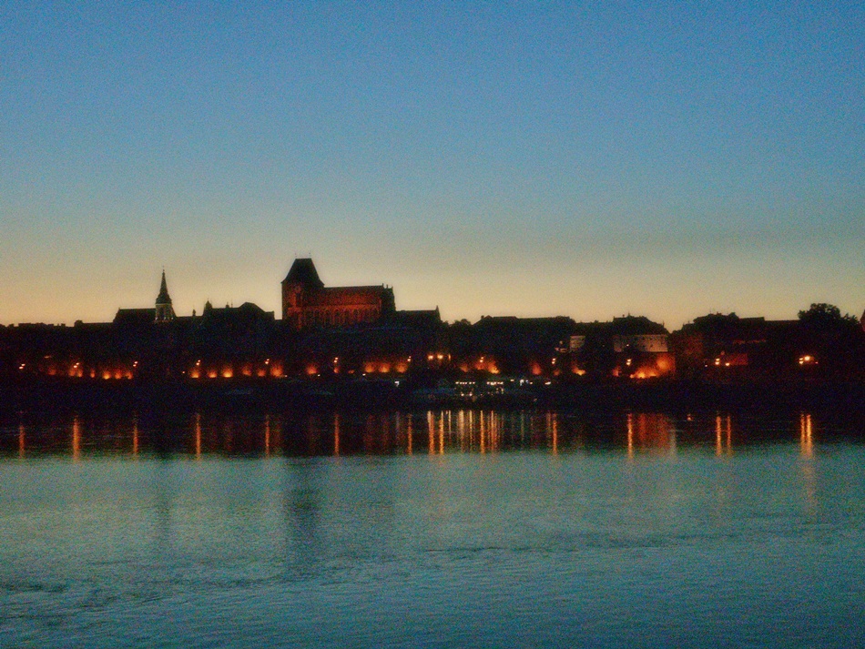 Panorama Torunia w dzień i w nocy