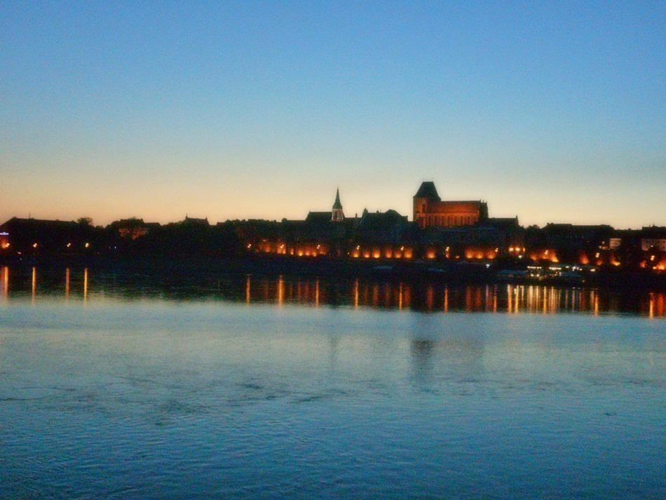 Panorama Torunia w dzień i w nocy