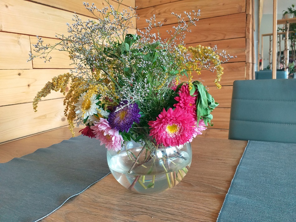 Czy kwiaty na stole zachęcają do wejścia?