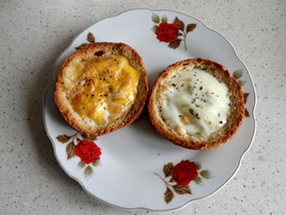 Jajko zapiekane w bułce z żółtym serem i przyprawami 